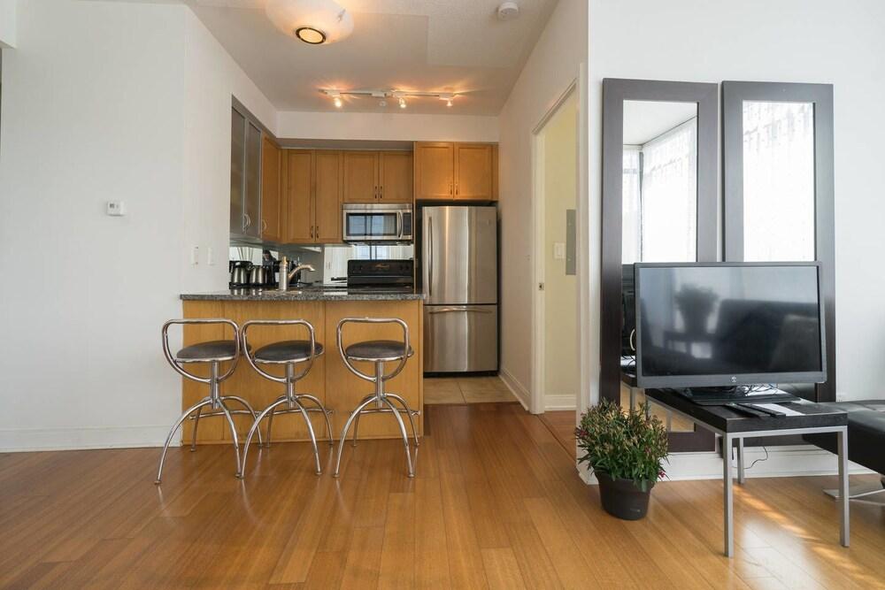 Yorkville Fantasy Yonge & Bloor 2BR 2BT - Tap to explore photos
