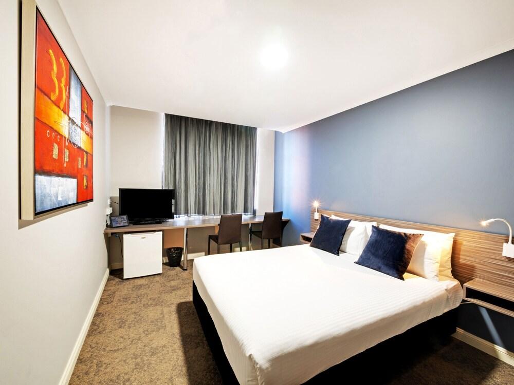 28 Hotel Room Type - Max Queen