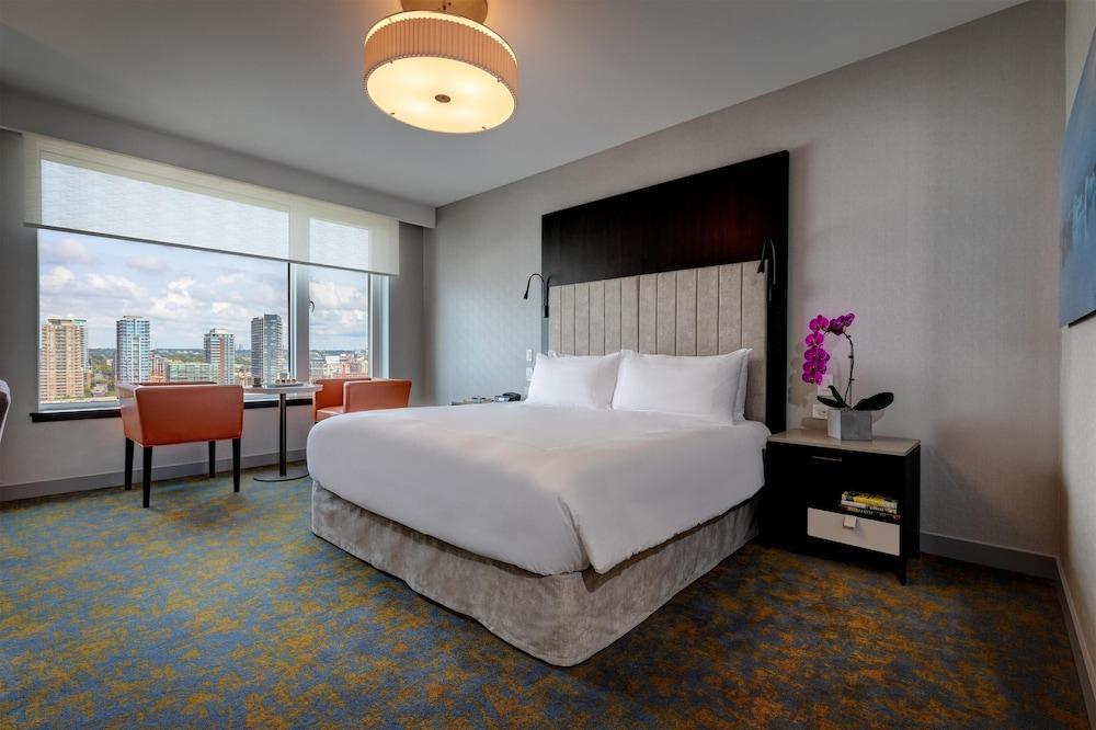 Hotel X Toronto, a Destination by Hyatt Hotel Room Type - Deluxe Room, 1 King Bed, Roll-in Shower