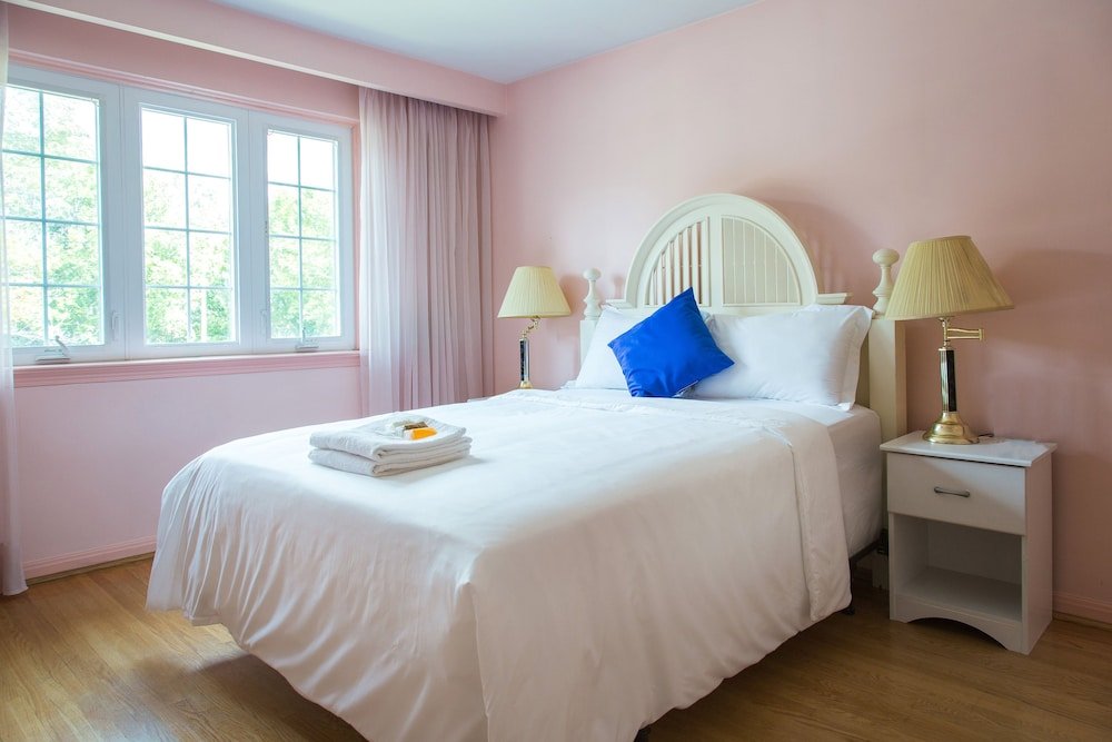Charlton Suites Guest House - Tap to explore photos