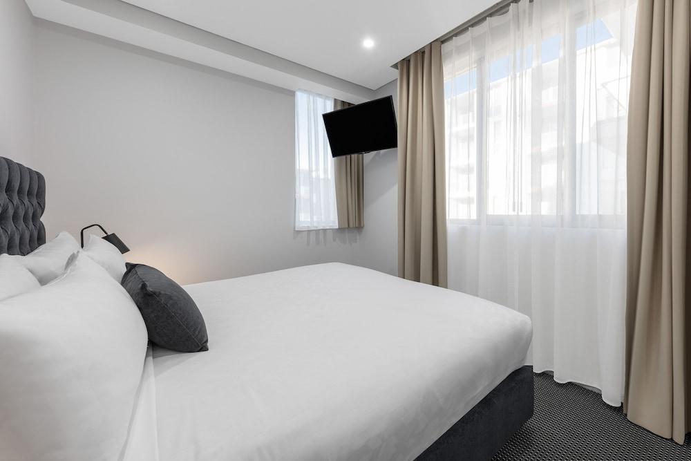 Meriton Suites North Ryde - Tap to explore photos