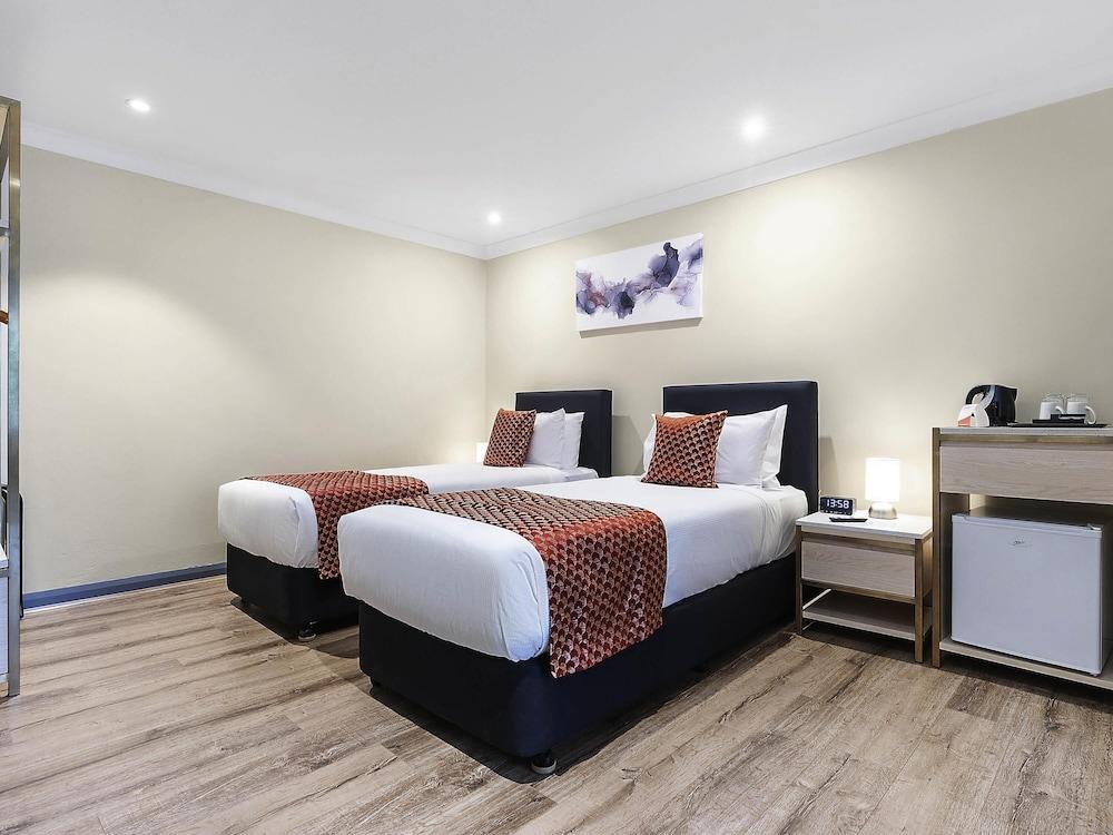 BreakFree on Broadway Sydney Room Type - Family Standard Room with King & Queen Bed