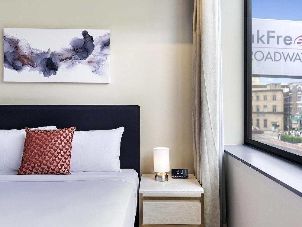BreakFree on Broadway Sydney Room Type - Standard Room, 1 Queen Bed