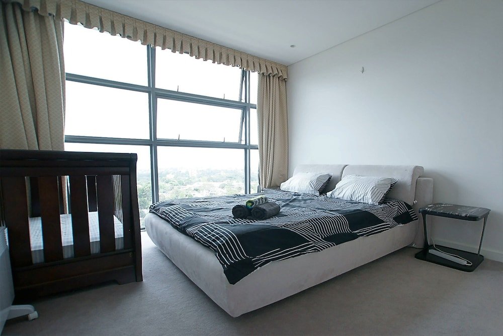 Crows Nest Family Apartment - Tap to explore photos