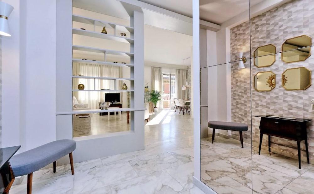 Elegant flat for 8 near Colosseum - Tap to explore photos
