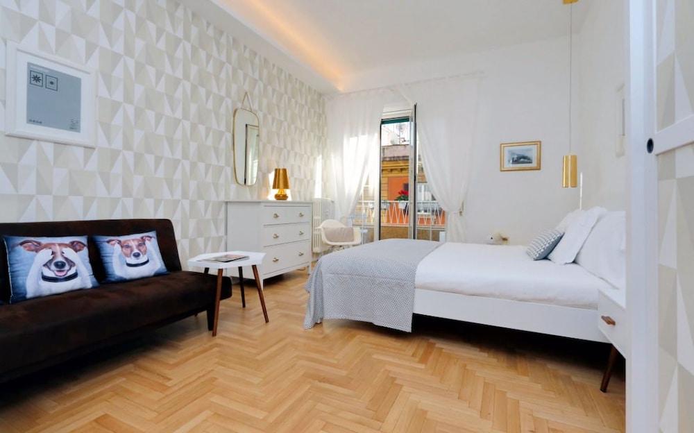 Elegant flat for 8 near Colosseum - Tap to explore photos