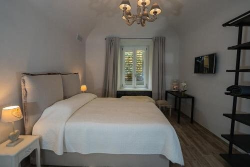 Laura Family Apartments