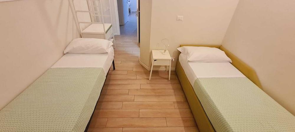 Bed&BikeRome Rooms Room Type - Basic Double Room, 2 Twin Beds, Non Smoking, Ensuite (Celerifero) Bed&BikeRome Rooms Room Type - Basic Double Room, 2 Twin Beds, Non Smoking, Ensuite (Celerifero)