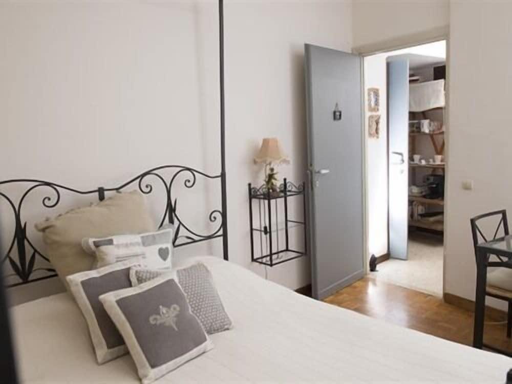 Le Fate Apartments Room Type - Deluxe Double Room, Ensuite, City View (Borgo Pio) Le Fate Apartments Room Type - Deluxe Double Room, Ensuite, City View (Borgo Pio)