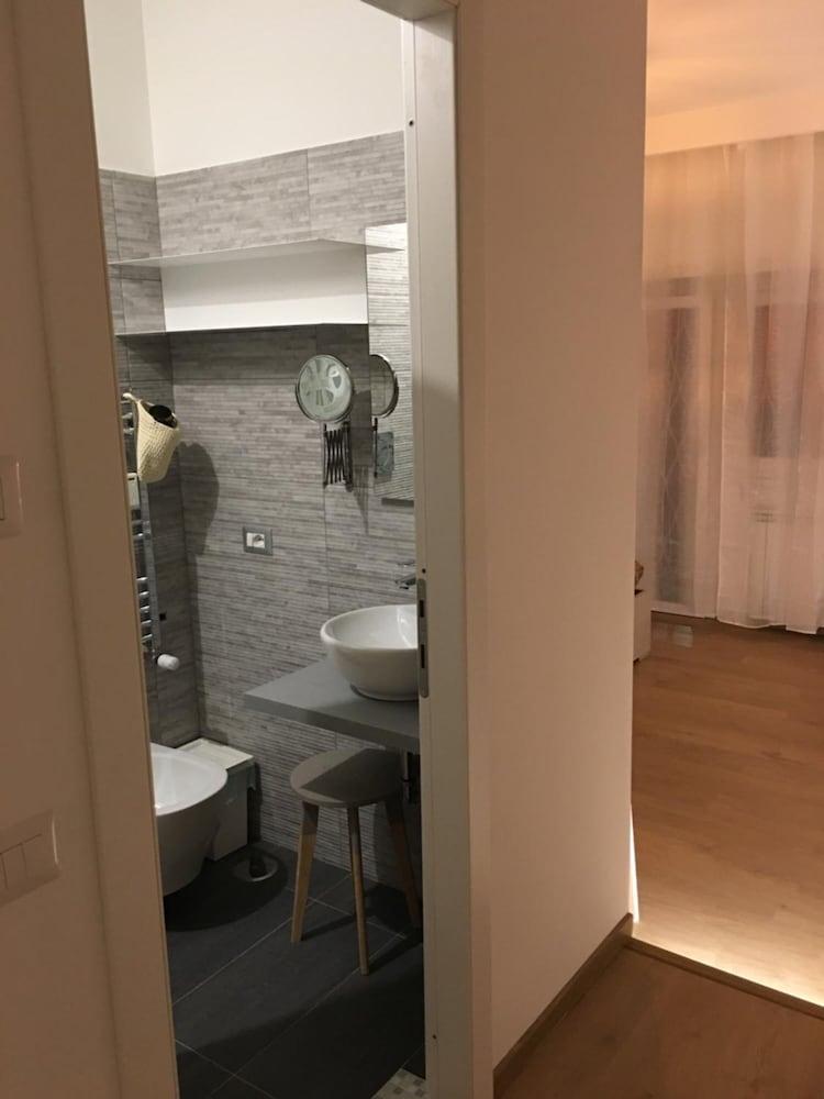 Verrazzano 37 Guest House - Tap to explore photos