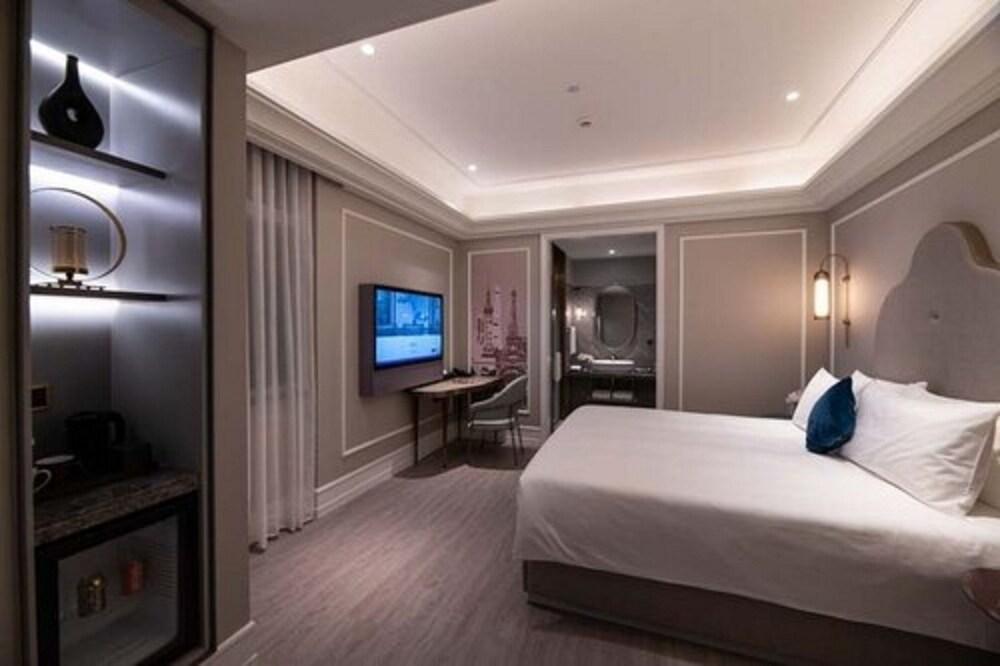 Mercure Shanghai Yu Garden - Tap to explore photos