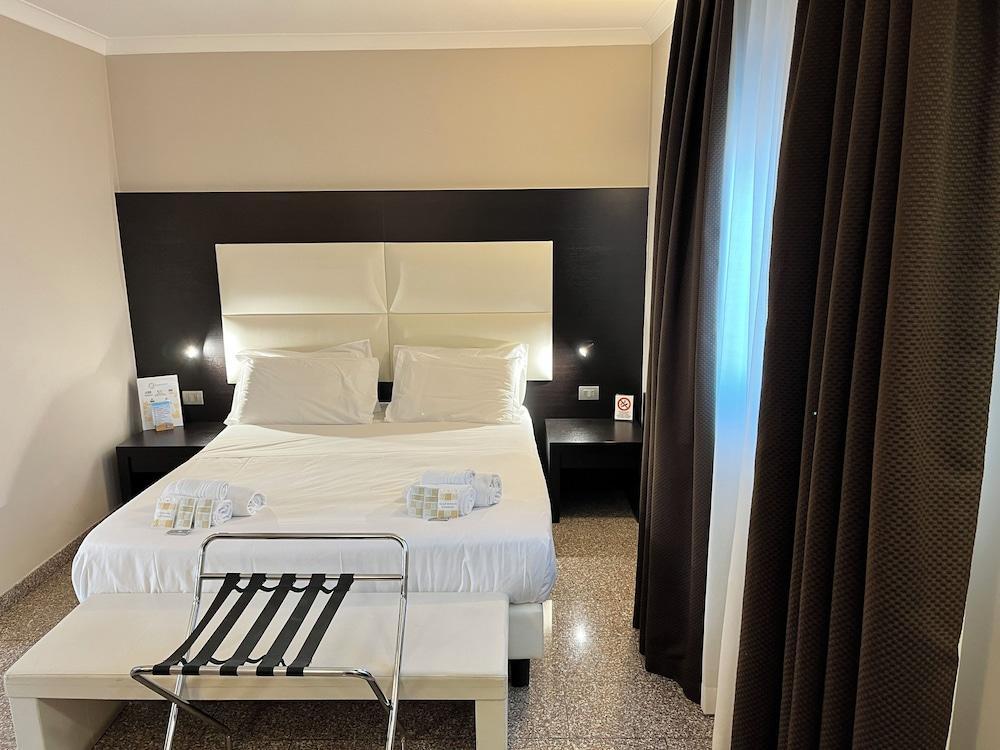 E H SUITES ROME AIRPORT Room Type - Deluxe Double Room