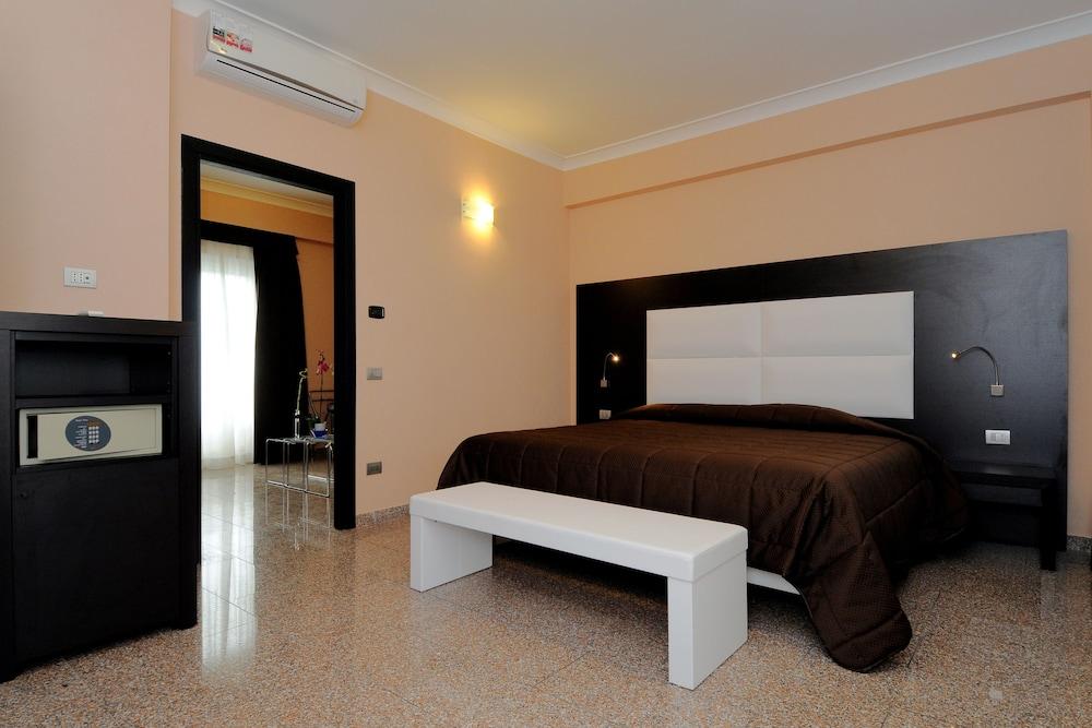 E H SUITES ROME AIRPORT Room Type - Deluxe Triple Room E H SUITES ROME AIRPORT Room Type - Deluxe Triple Room
