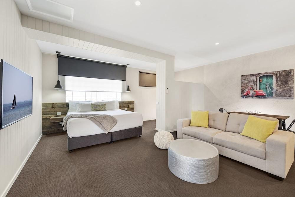 Moonlight Bay Apartments Room Type - Premium Spa Studio (2 Nights Min)