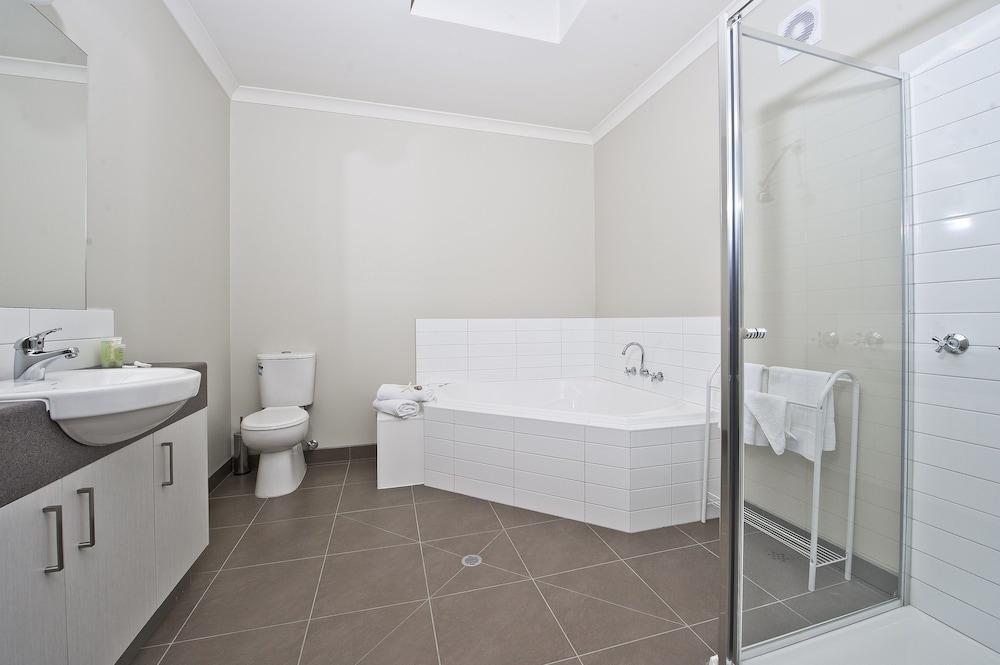 Moonlight Bay Apartments Room Type - King Spa Studio (2 Night Min)