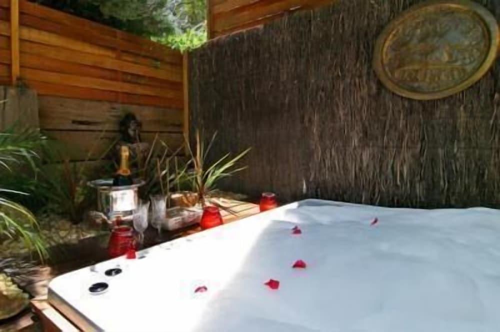 Weeroona Room Type - The Grange Jacuzzi Suite