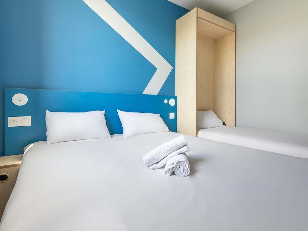 ibis budget Nanterre La D Room Type - Room with 1 Queen size bed and 1 extra single bed ibis budget Nanterre La D Room Type - Room with 1 Queen size bed and 1 extra single bed
