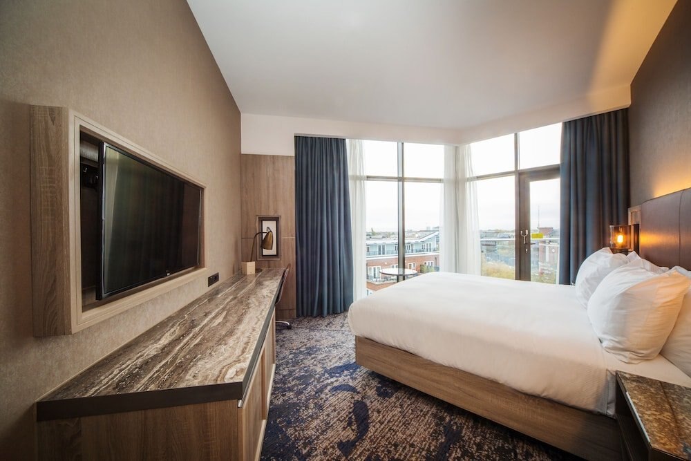 DoubleTree by Hilton London Kingston Upon Thames Room Type - Room, 1 King Bed, Corner