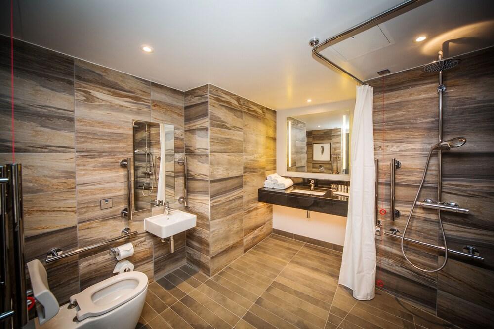DoubleTree by Hilton London Kingston Upon Thames Room Type - Room, 1 Queen Bed, Accessible