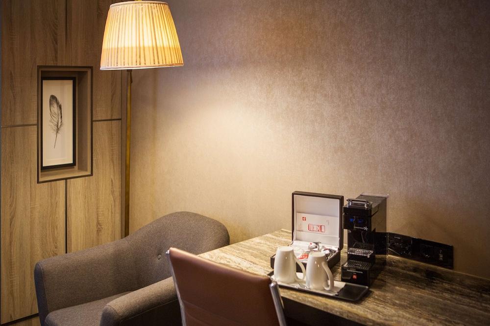 DoubleTree by Hilton London Kingston Upon Thames Room Type - Deluxe Room, 2 Queen Beds