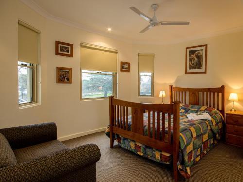 Royal Hotel Springwood - Tap to explore photos