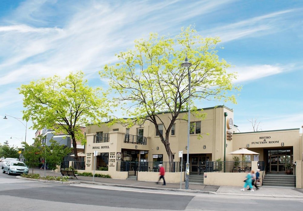 Royal Hotel Springwood - Tap to explore photos