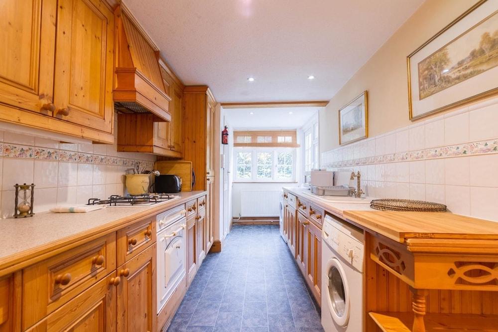 Cosy 3 Bedroom Detached House West Finchley - Tap to explore photos