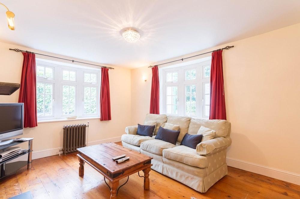 Cosy 3 Bedroom Detached House West Finchley - Tap to explore photos