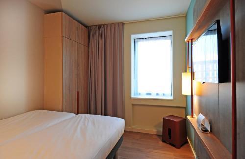 ibis budget Amsterdam City South - Tap to explore photos