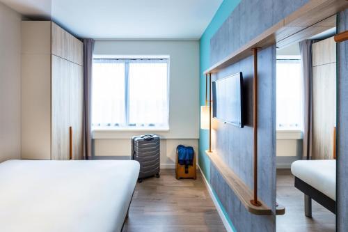 ibis budget Amsterdam City South - Tap to explore photos
