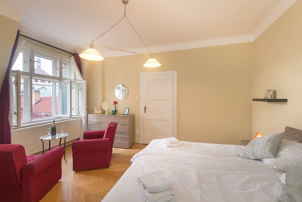 Castle View Spacious Apartment - Tap to explore photos