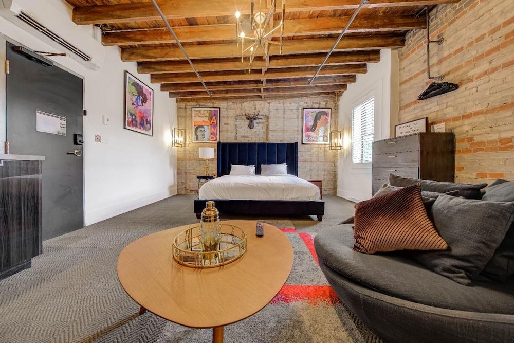 The Westlake Room Type - Modern Renaissance Suite