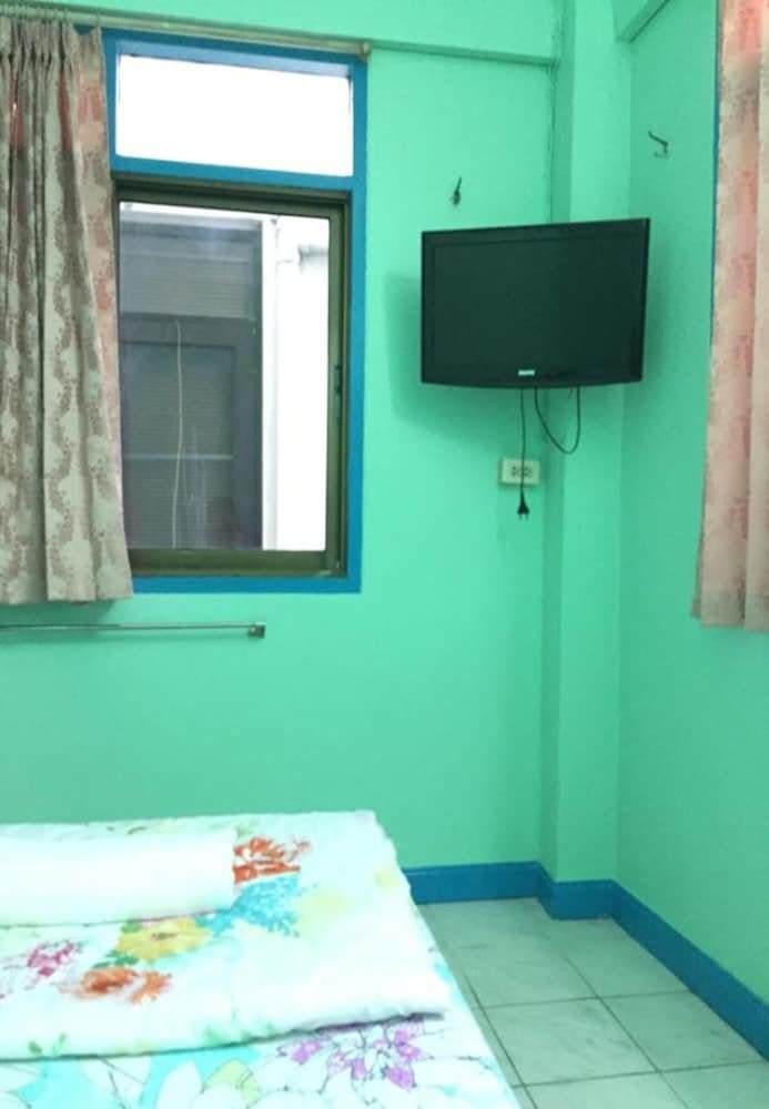 Nat 2 Guest House - Tap to explore photos