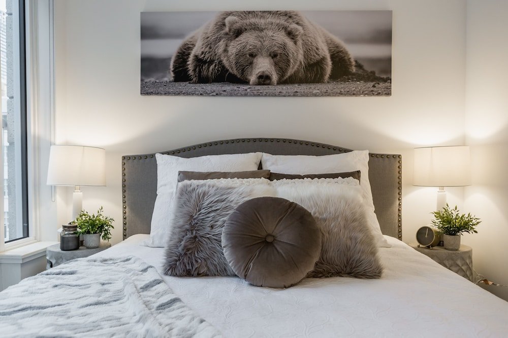 QuickStay - Classy & Rustic Downtown Condo - Tap to explore photos
