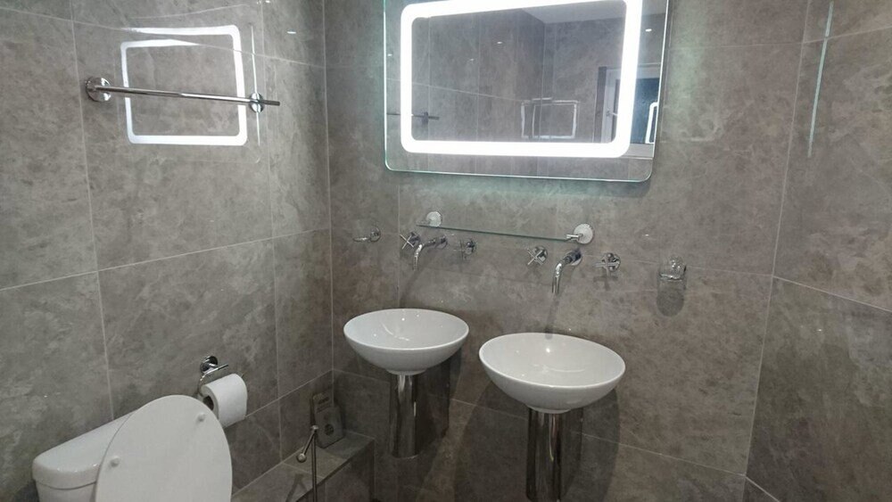 Avis Hotel Bromley Room Type - Deluxe Double Room, 1 Double Bed, Bathtub