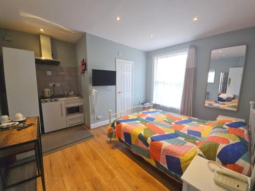 Avis Hotel Bromley - Tap to explore photos