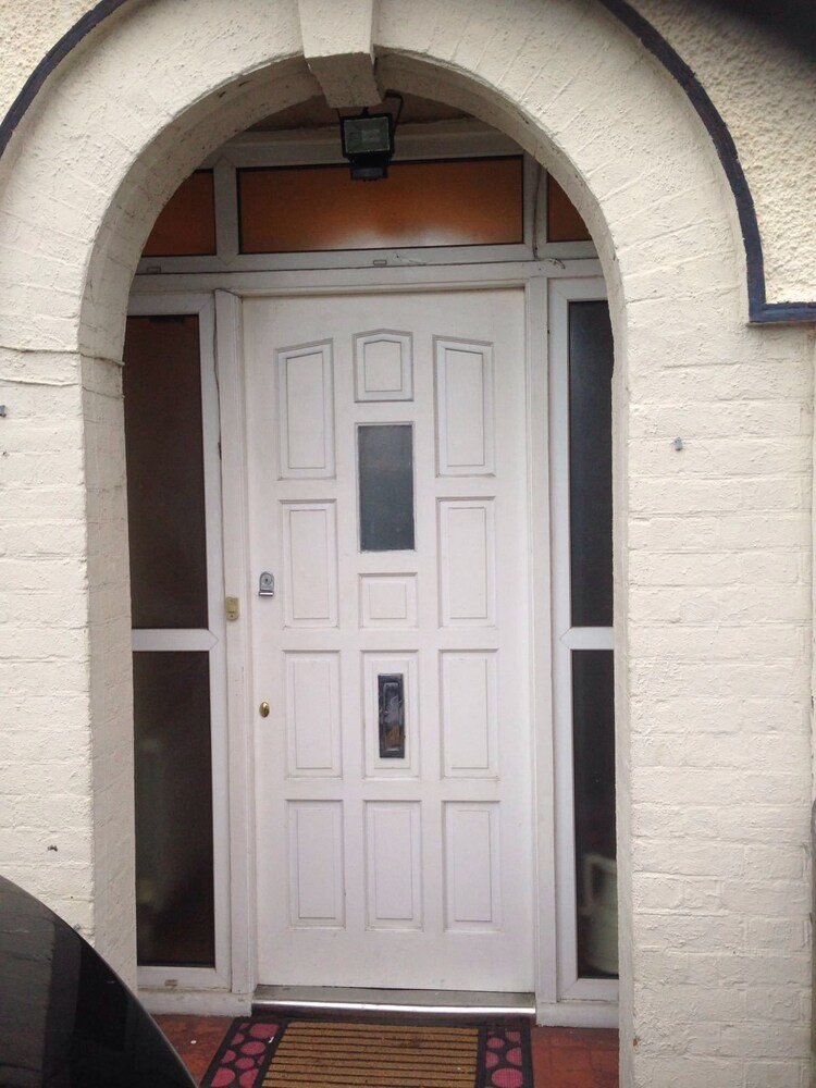 Barking Guest House - Tap to explore photos