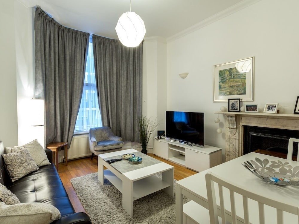 Spacious Centrally Located One Bed - Tap to explore photos