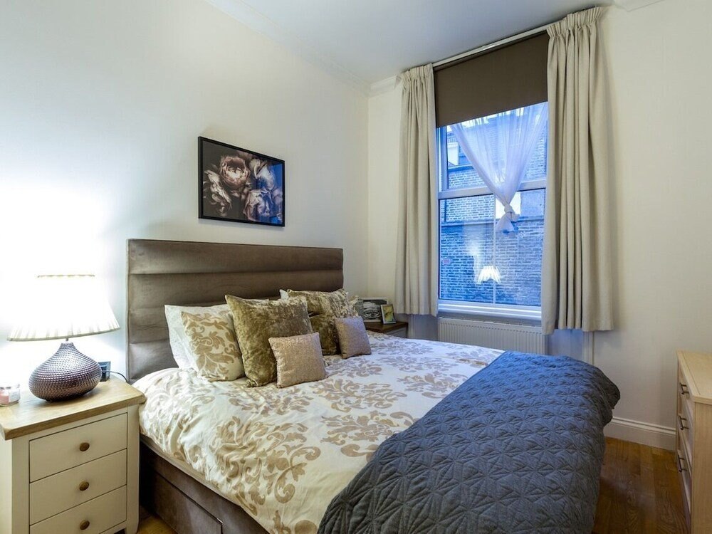 Spacious Centrally Located One Bed - Tap to explore photos