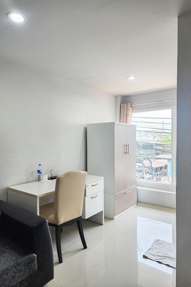 Freesia Guesthouse Suvarnabhumi - Tap to explore photos