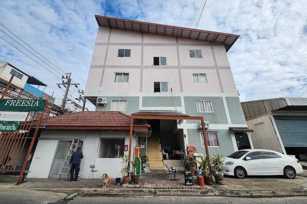 Freesia Guesthouse Suvarnabhumi - Tap to explore photos