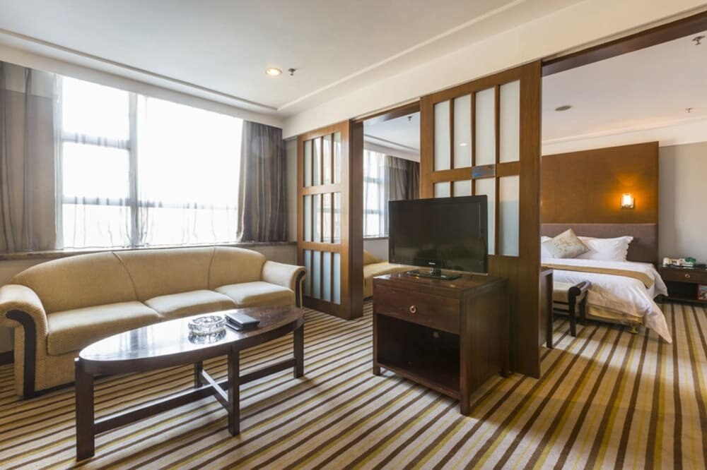 Poly Hotel Room Type - Superior Suite