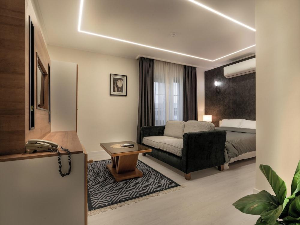 Prestige Hotel Suites Room Type - Deluxe Studio, 1 Queen Bed