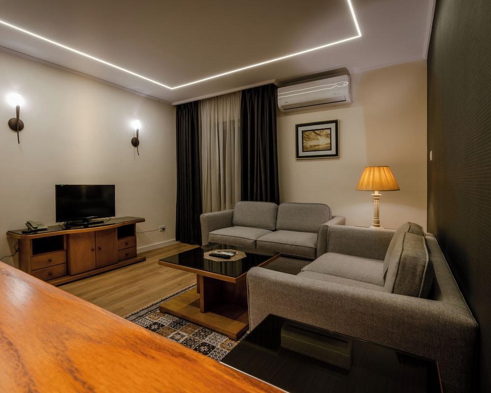 Prestige Hotel Suites Room Type - Deluxe Apartment, 1 Queen Bed