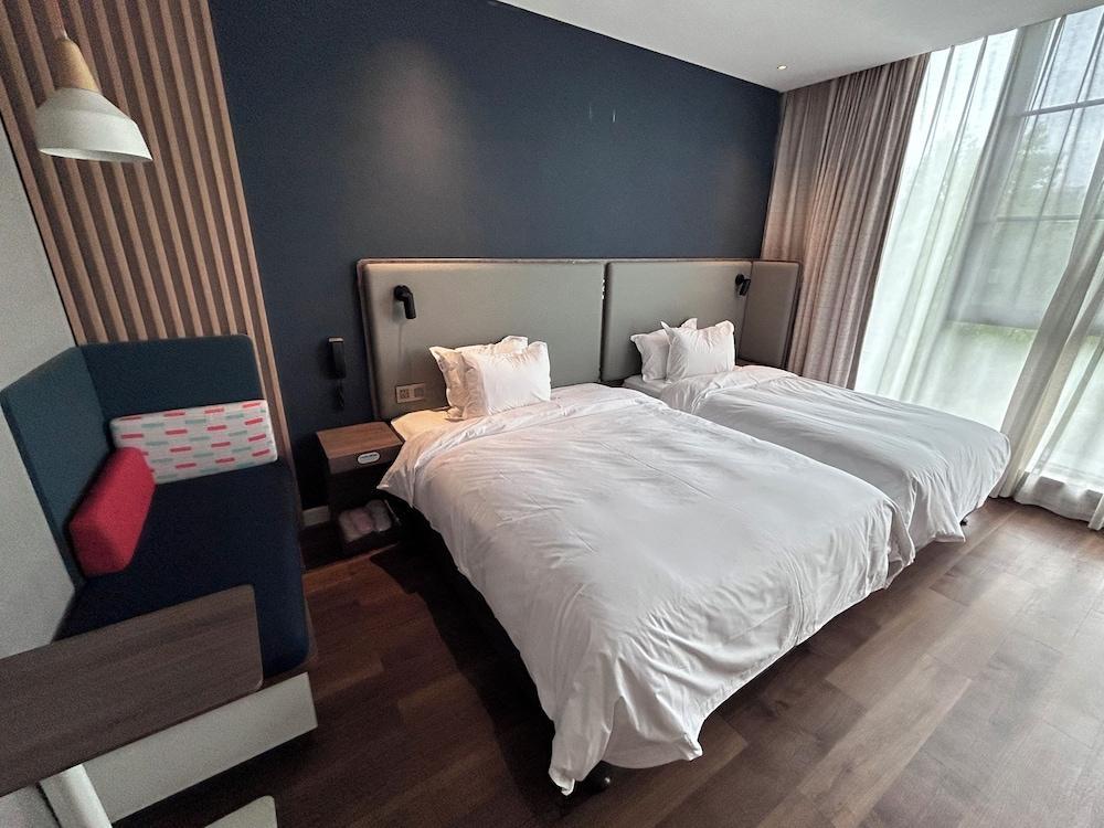 Holiday Inn Express Shanghai Xuhui Binjiang - Tap to explore photos