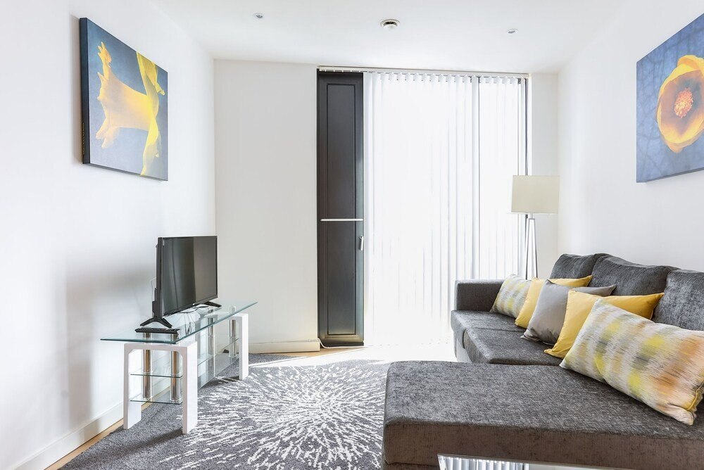 High Living Cosy Flat Next to Zone 1 - Tap to explore photos
