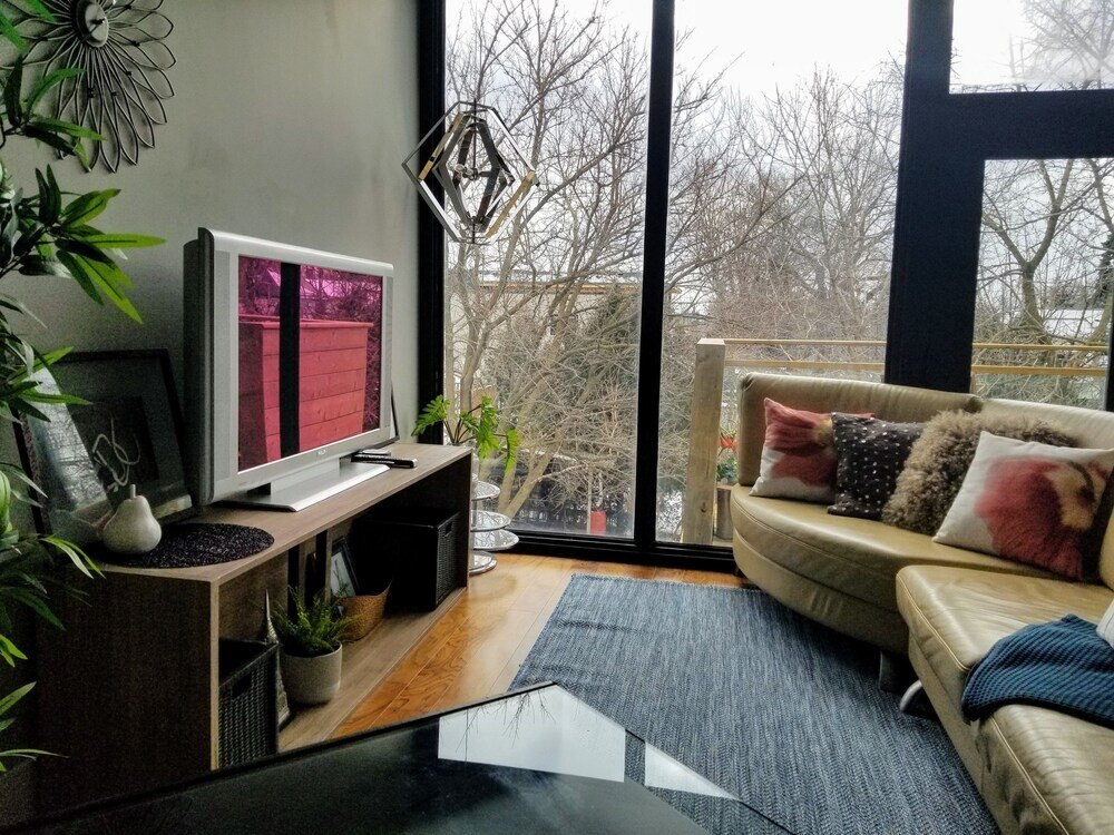 Luxury Central Toronto 2 bedroom suite - Tap to explore photos