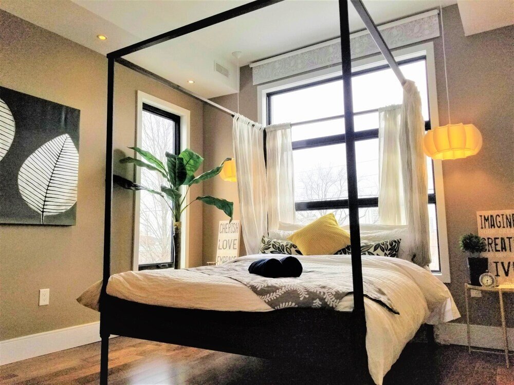 Luxury Central Toronto 2 bedroom suite - Tap to explore photos