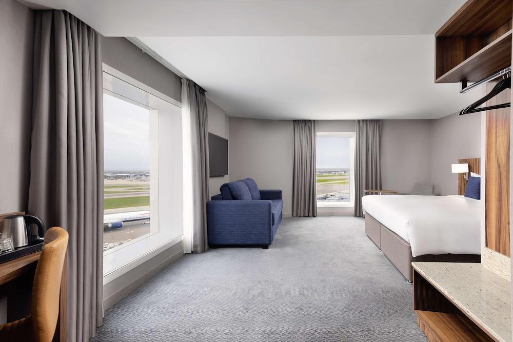 Hilton Garden Inn London Heathrow Terminal 2 - Tap to explore photos