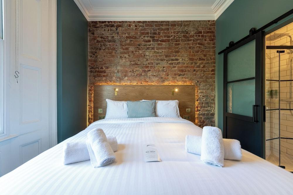 The Crown Pub & Guesthouse - Tap to explore photos